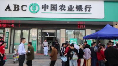 视频-警银携手筑防线 全民反诈护钱袋｜通城县开展“保护个人信息 拒绝租售银行卡”主题宣传活动