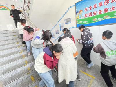 通城县石南镇中心完小开展应急疏散演练活动