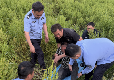 游客突发疾病摔落坡底 通城民警紧急救援