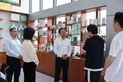 黄建平调研全县电子商务行业发展情况时强调：破解发展难题 夯实发展基础 全力推动全县电商产业高质量发展