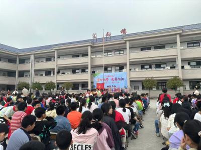 通城县大坪中心完小举办“六一”主题队日暨防欺凌教育展演活动