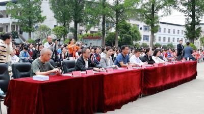以艺载道 寓教于乐｜通城县爱之声艺术团到关刀中学开展劳动节联谊教育活动