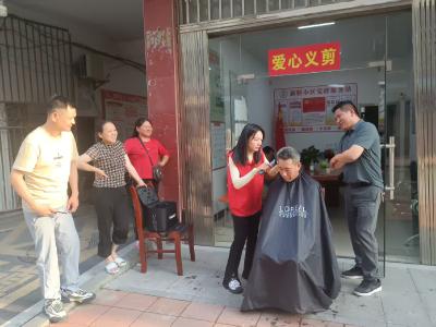 通城县隽水镇银城社区开展爱心义剪志愿服务活动