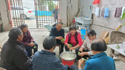 【我们的节日·端午】巧手包粽子 粽情聚民心——通城县四庄乡寺背村新时代文明实践活动