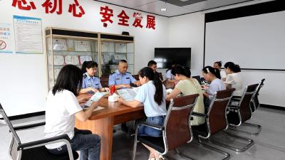 通城县多部门联合开展2025年度老旧营运货车报废更新补贴政策进企业宣传活动