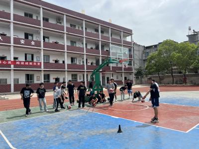 通城县篮球协会走进塘湖中学 助力校园篮球运动蓬勃发展