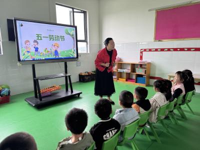 通城县关刀镇中心幼儿园开展劳动节主题活动