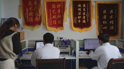 【“五一”我在岗】医护人员：坚守“医”线 守护健康不打烊