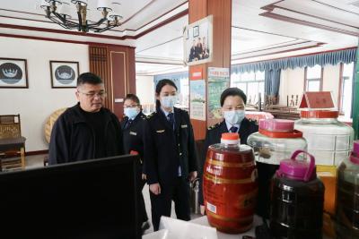 【“五一”我在岗】通城县市场监督管理局：节日检查不停歇 市场监管不缺位
