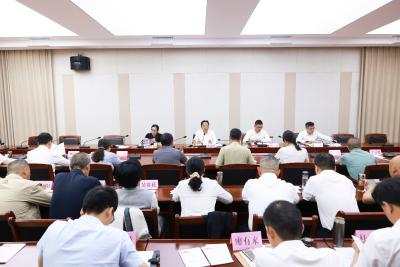 黄建平主持召开县委理论学习中心组集中学习会议
