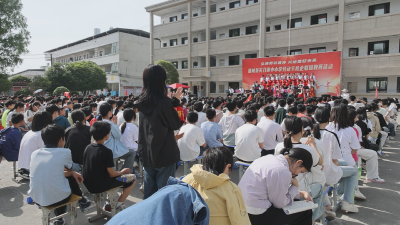 弘扬劳动精神 共绘美好未来——通城县关工委到关刀中学开展劳动节联谊教育活动