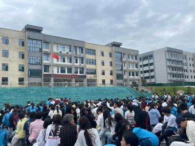 通城县麦市中学召开2025年春期中表彰大会暨安全家长会