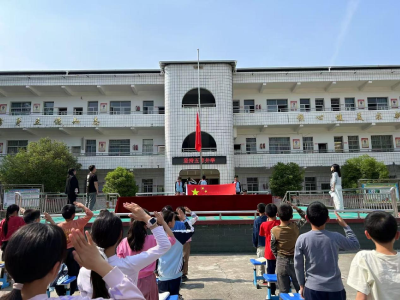 通城县塘湖镇荻田完小：国旗飘扬映荣光，榜样领航启新程