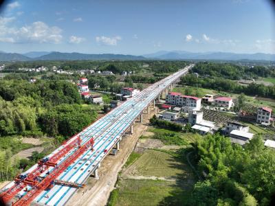 中建二局通修高速公路第二标段项目上屋刘家大桥箱梁全部架设完成