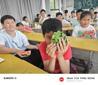 清凉西瓜甜入心 通城县沙堆镇天灯岭小学温情送爽助期末