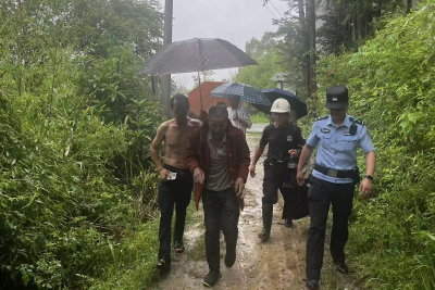 【端午我在岗】通城七旬老人走失，警民合力冒雨找回