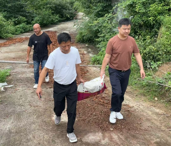 咸宁市市场监管局驻村工作队走访慰问高龄留守老人