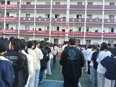 通城县塘湖中学 “安全护航 心向阳光”九年级开展晨训