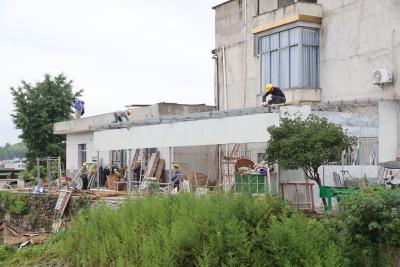 通城县塘湖镇依法拆除违建物 筑牢河堤安全获村民点赞