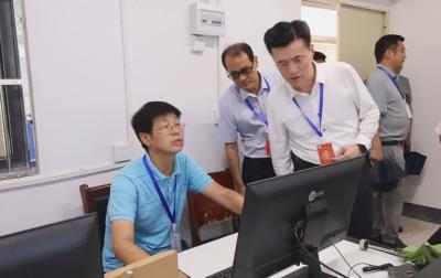 杨修伟检查中考考务工作