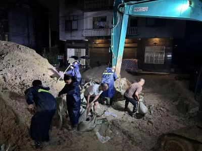 通城县住建局挑灯夜战 冒雨抢险除隐患
