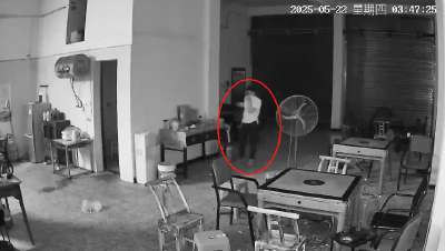 通城公安：男子入室盗窃与摄像头“对视”，怕被发现将摄像头偷走