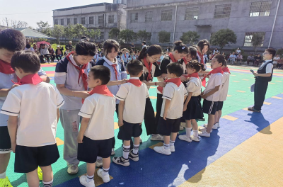 通城县五里镇湾头完小：童心向党，领巾飘扬