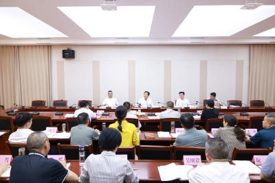 县委理论学习中心组集中学习会议举行：以身作则、以上率下 坚决抵制违规吃喝不良风气