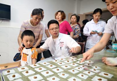 湖北通城：入伏首日贴“三伏贴”