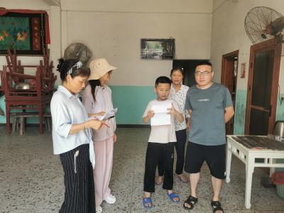 通城县沙堆镇天灯岭完小：高温下的百公里守护