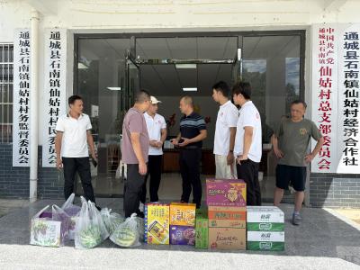 通城县石南镇慰问“暑假学堂”志愿者：暖心关怀激发青春担当