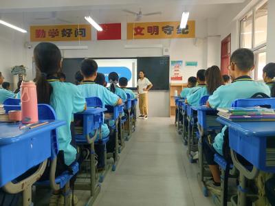 吴亚明：三尺讲台育桃李 平凡之路写芳华