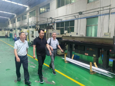 “干部素质提升年”进行时丨当递上的政策汇编被客商轻轻推开，他的衬衫下惊出一身冷汗…… 