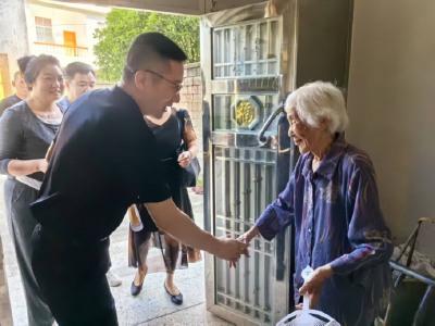 咸宁市市场监管局“七一”建党节慰问驻点村困难老党员