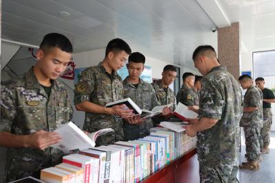 通城县图书馆：书香军营 文化共建
