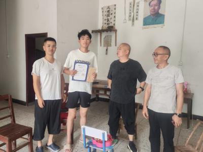通城县住房公积金中心驻沙堆镇堆山村工作队：爱心助学筑梦远航 真情帮扶温暖民心