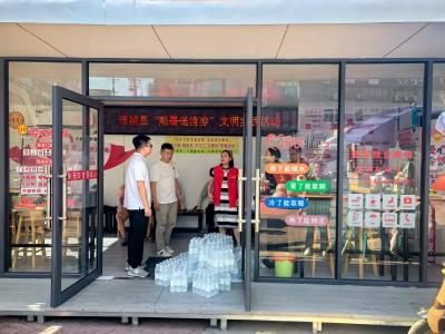 通城“送清凉”，100箱水润泽户外“守护者”