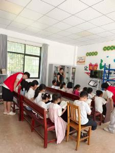 通城县塘湖镇南虹村：“农家书屋+趣味运动” 点亮乡村学子课余生活