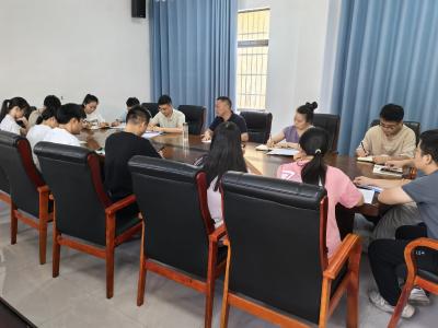 通城县四庄乡：与年轻干部谈心谈话 以经验为引助力成长