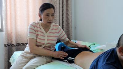 V视丨不离不弃的相守，这段感情让人动容！妻子三十三年如一日悉心照顾瘫痪丈夫