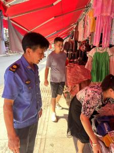 通城县沙堆镇：整治占道经营 维护集镇秩序