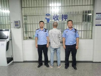 【隽剑攻坚】男子屡次拉车门盗窃！通城公安紧追不舍终将其擒获