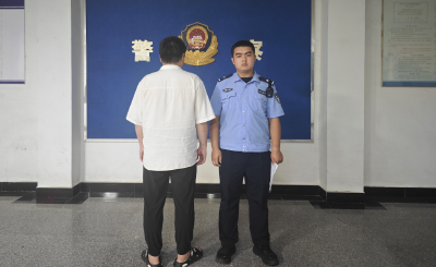 警惕！涉黄小卡片暗藏诈骗陷阱 通城公安再擒一名张贴者
