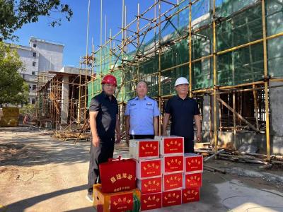 炎炎夏日送清凉 通城公安慰问派出所项目一线建设者