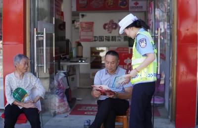 【隽剑攻坚】夏日街头“安全课”开讲 交警走街串巷把好群众“出行关”
