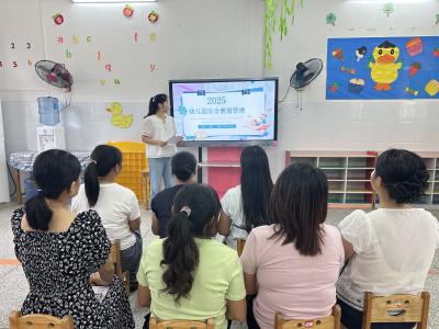 通城县五里镇中心幼儿园开展开学前教师培训活动
