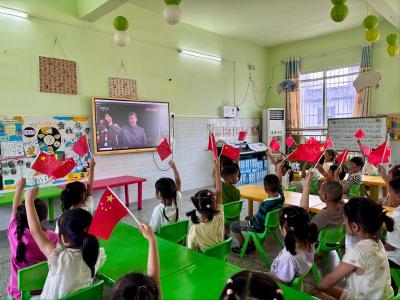 【大思政课】通城县沙堆镇中心幼儿园全校师生观看九三阅兵直播