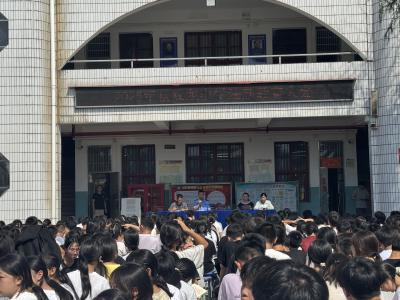 通城县双龙中学开展法治教育系列活动