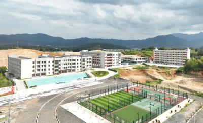 通城县麦市中学召开家校共育家长会