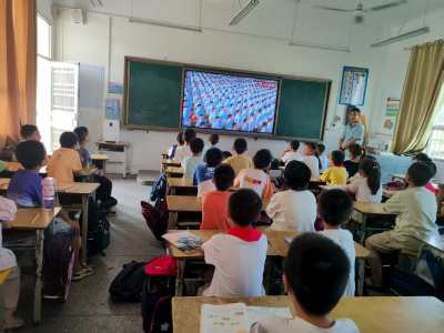 【大思政课】通城县四庄乡中心完小：观看大阅兵 共抒爱国情怀